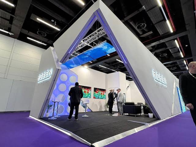 Is Your 30×30 Trade Show Booth Too Big to Fill? How to Avoid the “Empty Island” Look